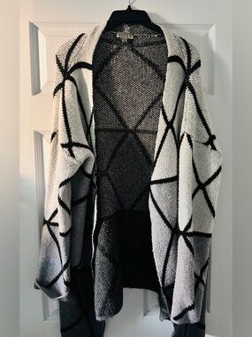 Joseph A. Black & White Gray Geometric Open-Front Cardigan